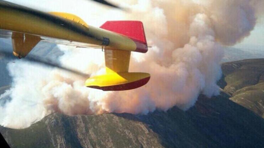Imagen aérea tomada desde un avión sobre el fuego // @Kolas360