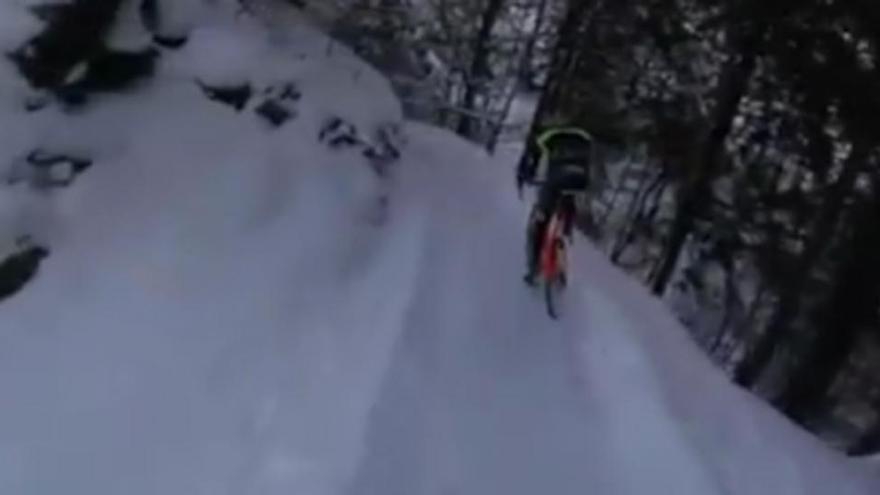 Vídeo de ciclocrós extremo sobre nieve