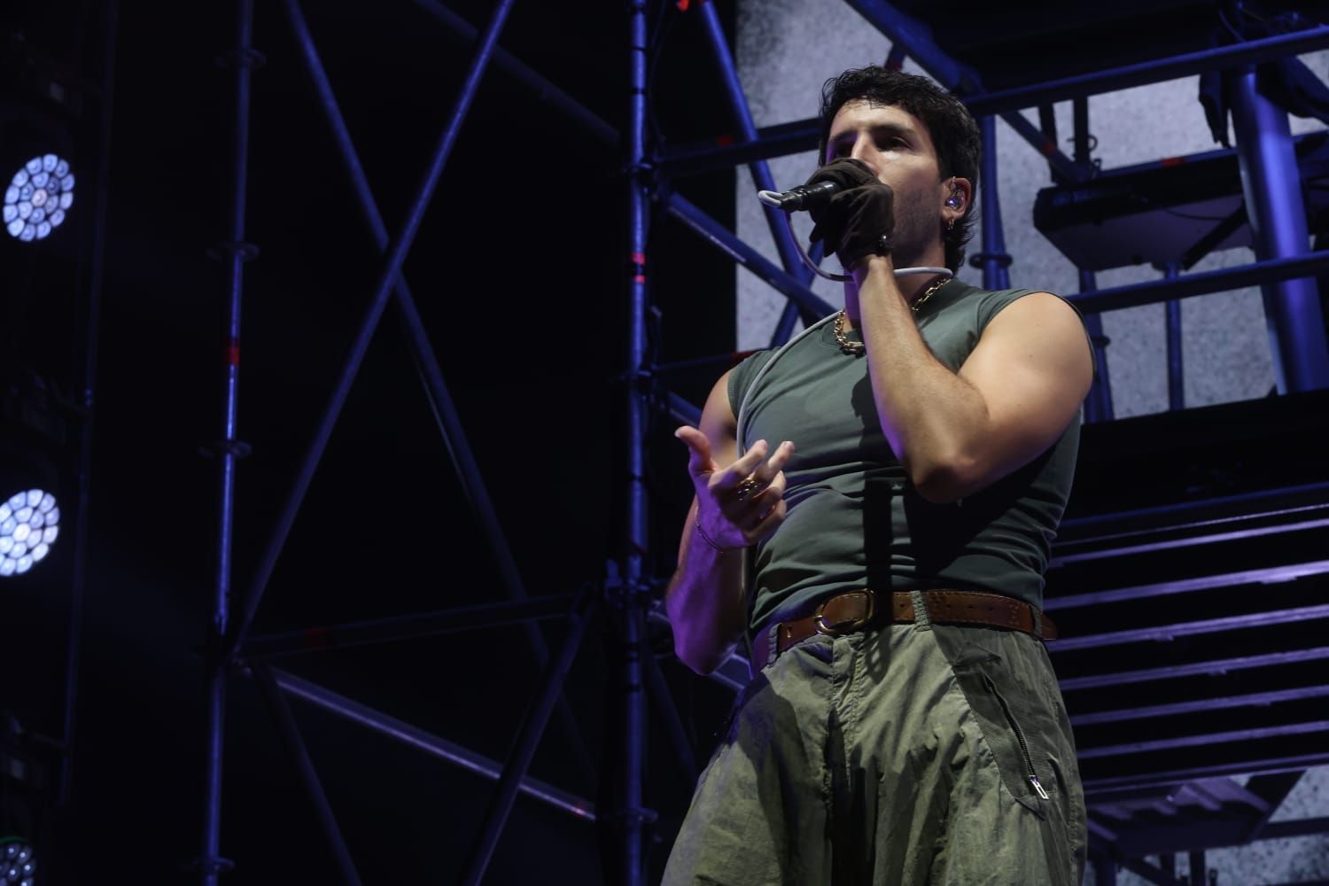 Sebastián Yatra se funde con el público y sus 'Tacones Rojos' pone en pie al Roig Arena