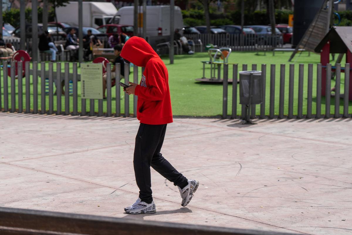 Un joven caminando por la calle