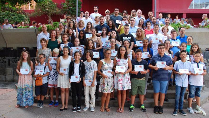 Foto de familia de alumnos y profesores, tras el reconocimiento municipal.