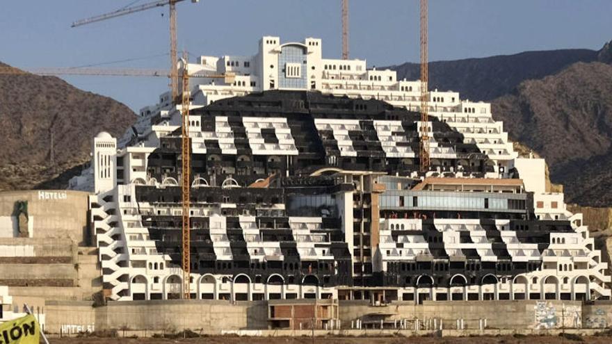 La Junta adquirirá los terrenos del Algarrobico para derribar el hotel - La  Opinión de Málaga
