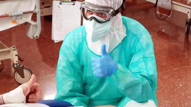 Un sanitario en la unidad de la UCI Covid-19 de Povisa junto a un paciente. // Marta G. Brea