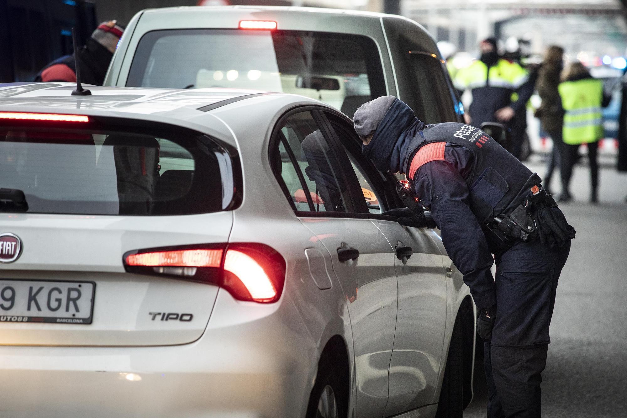 Control de Mossos en Barcelona en un dispositivo de movilidad por el covid.