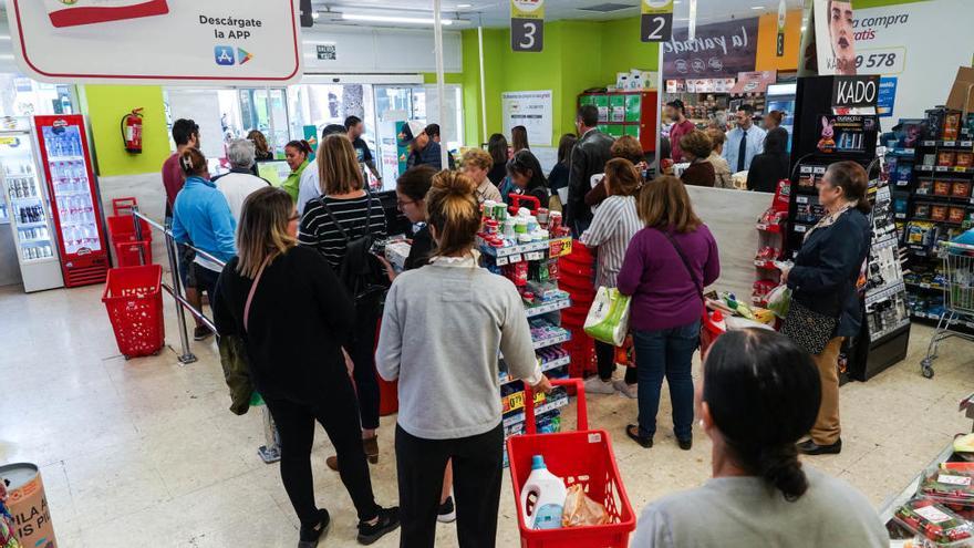 Colas en un supermercado de Málaga capital, este miércoles.