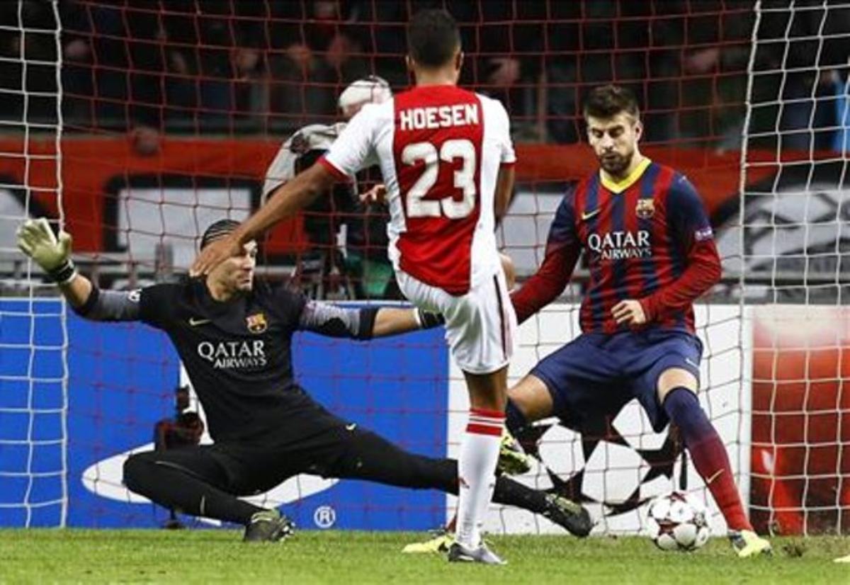 Gerard Piqué no pot fer res per evitar el gol de l’Ajax.