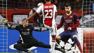 Gerard Piqué no pot fer res per evitar el gol de l’Ajax.