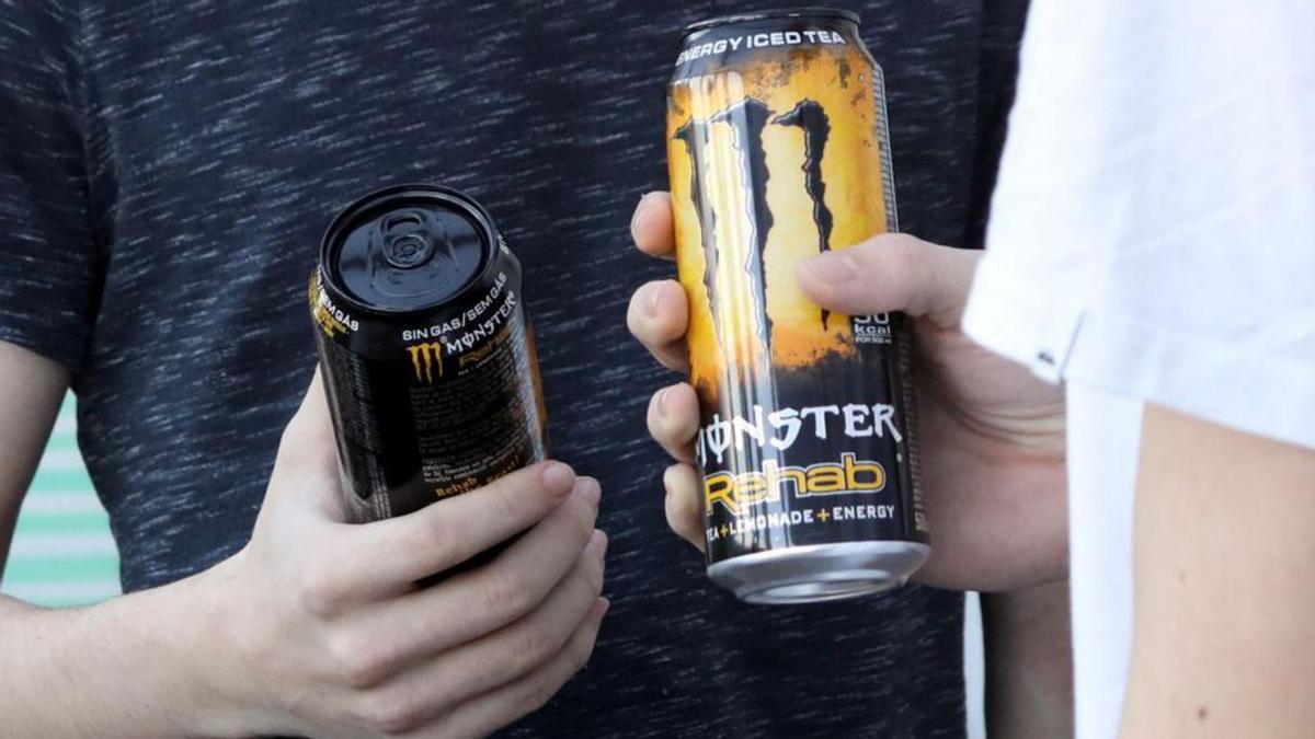 Dos jóvenes con bebidas energéticas.