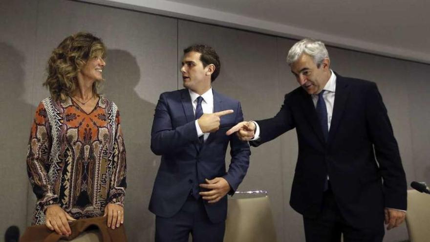 Albert Rivera, en el centro, ayer en Madrid, en un encuentro con empresarios, flanqueado por la que fuera ministra de Ciencia con el PSOE, Cristina Garmendia y Luis Garicano, coautor del programa económico de C&#039;S.