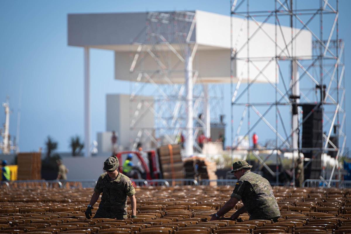 El Ejército coloca las sillas para la misa del papa León XIV en el puerto de Santa Cruz de Tenerife