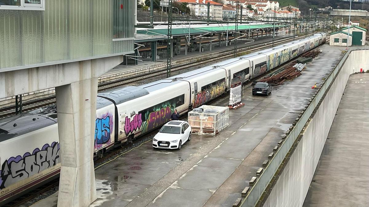 Tren de la serie 107 de Renfe en la estación de Santiago de Compostela completamente vandalizado