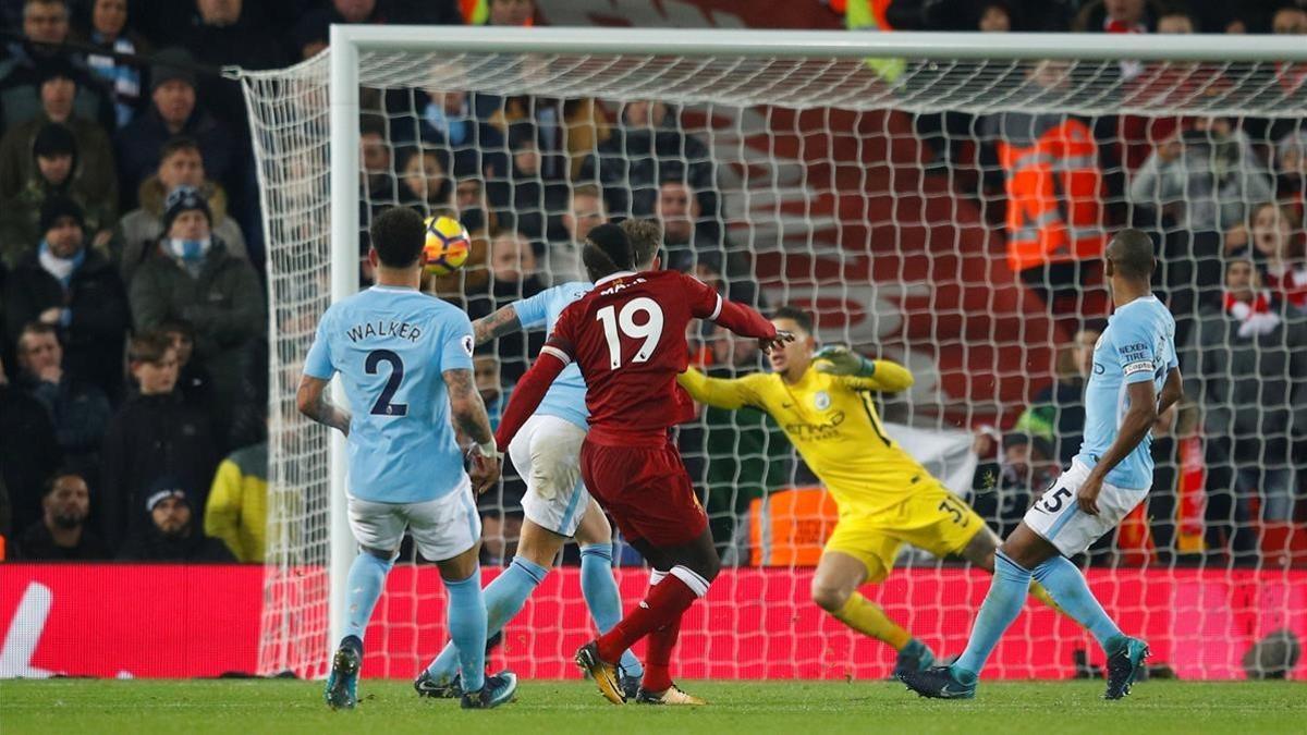 Sadio Mané anota el tercer gol del Liverpool contra el Manchester City.