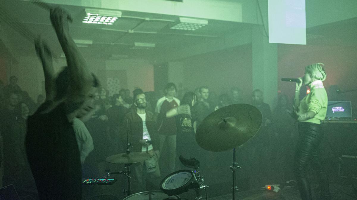 Concierto del grupo israelí Wackelkontakt en la asociación cultural El Pumarejo de L'Hospitalet, el 28 de febrero de 2020.