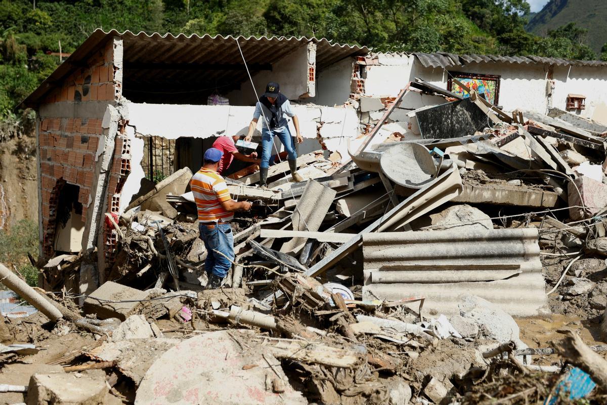 Equipos de rescate trabajan buscan desaparecidos tras una avalancha en Quetame, Colombia