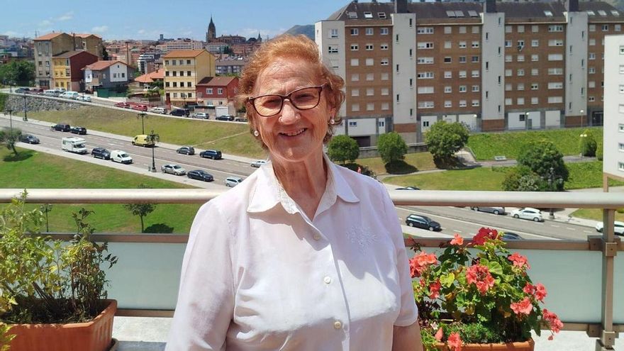 A la izquierda, María Álvarez en sus primeros años como taxista; a la derecha, con su marido, Eduardo García.  | LNE