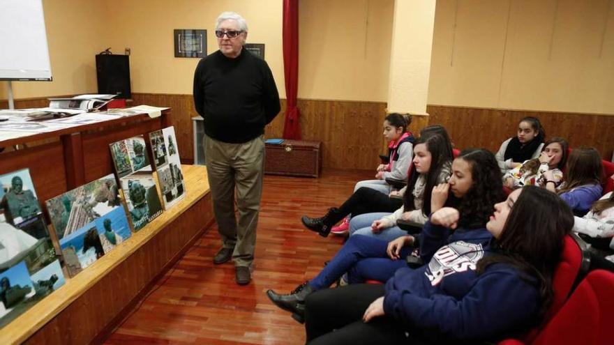 Vicente Santarúa habla de Cousteau en el IES de Salinas