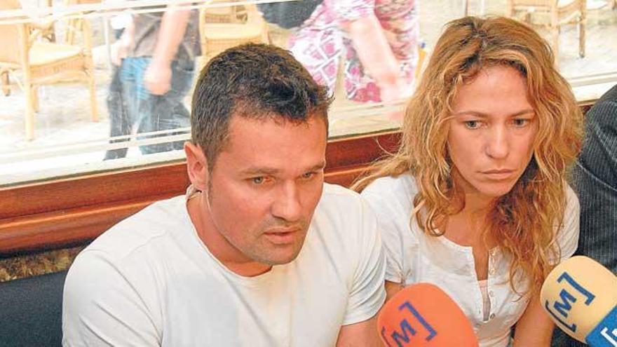 El hermano y la viuda del bombero Álex Ribas, fallecido en 2010, durante una rueda de prensa.