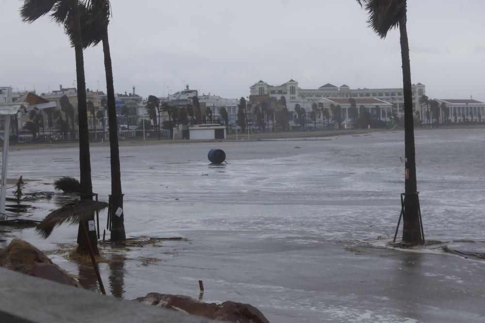 Efectos del temporal en la playa de la Malvarrosa.