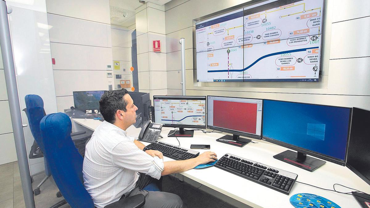 Pedro Daniel Martínez Solano, responsable de Transformación Tecnológica, en la sala de control de Aguas de Murcia.