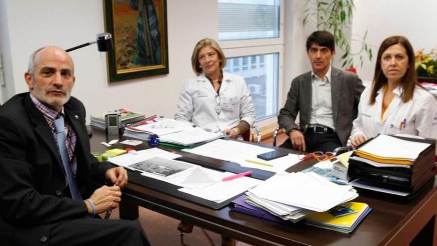 El Nuevo equipo directivo. Miguel Rodríguez, gerente de Cabueñes, en su despacho con el resto de integrantes del equipo directivo: por la derecha, Teresa Somer, directora médica; Miguel Herrero, director económico y de profesionales, y Teresa Cueva, directora de gestión de cuidados y de enfermería.