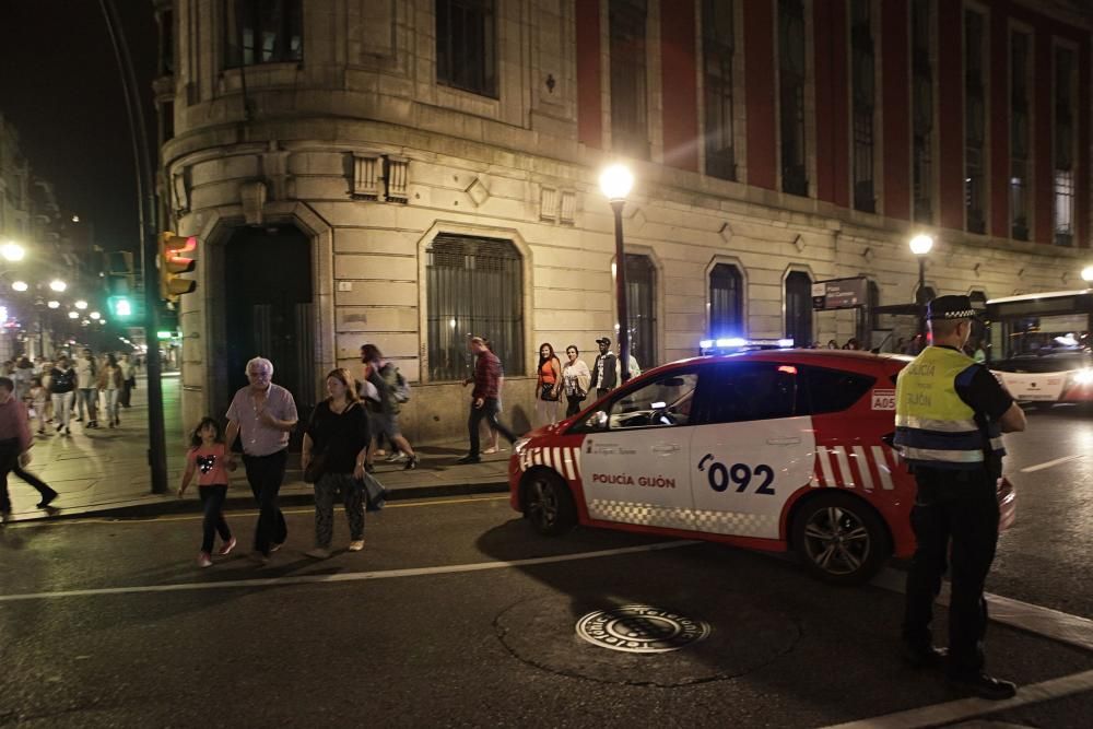 Espectáculo pirotécnico en las fiestas de Begoña, en Gijón.