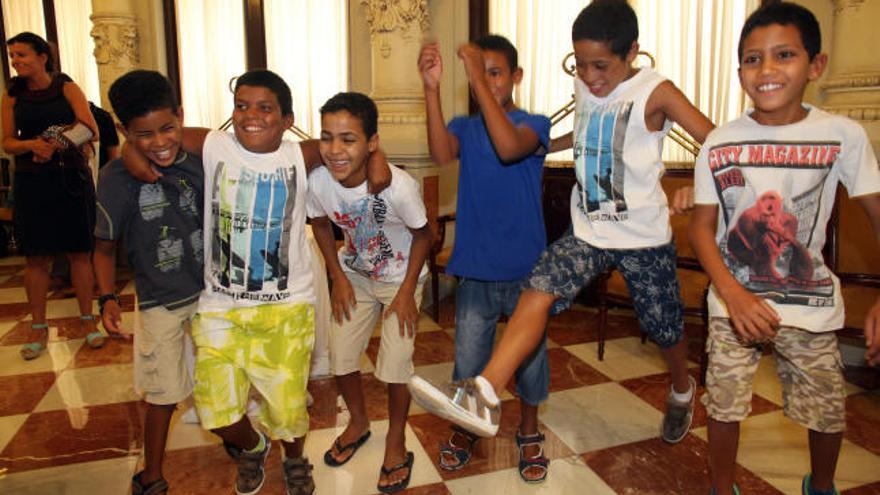 Así de felices se les veía a los niños saharauis en el Ayuntamiento.