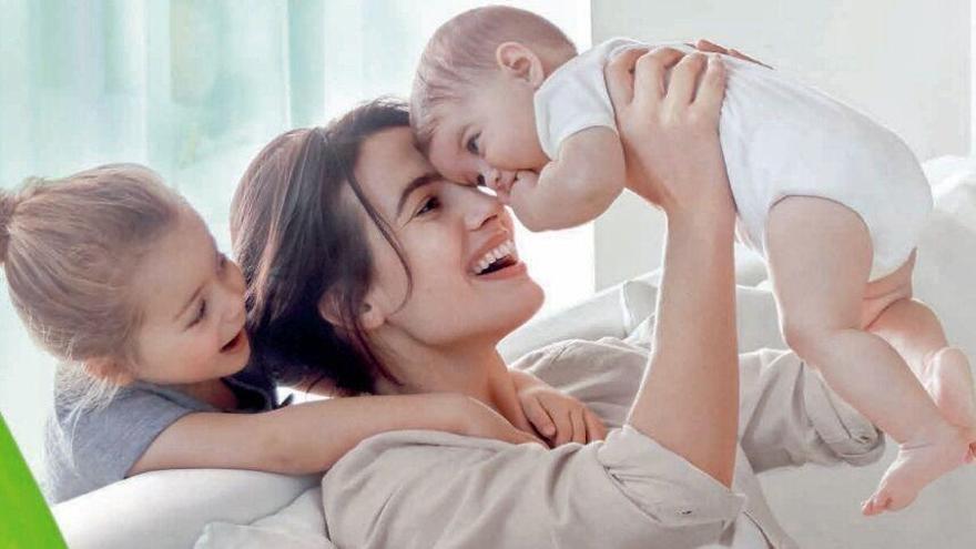 Madre abrazando a su hijo.