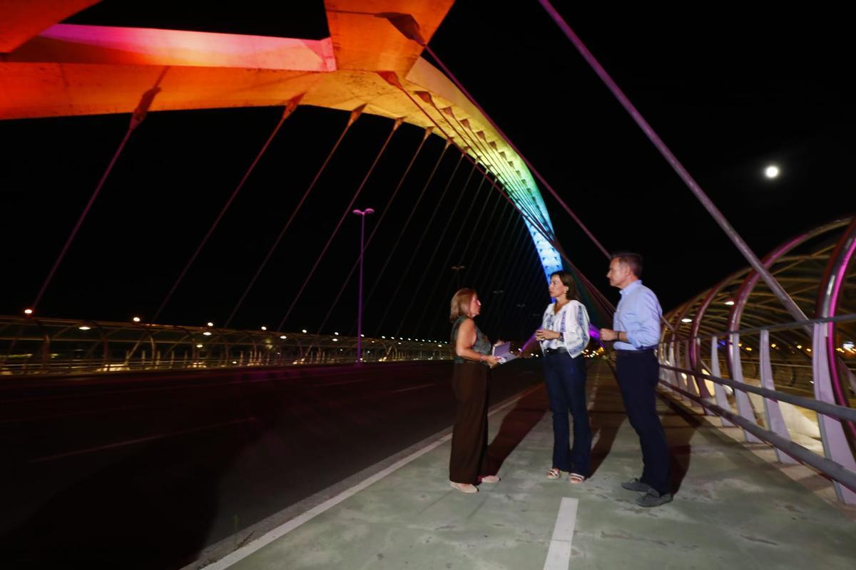 En imágenes | El puente del Tercer Milenio estrena iluminación