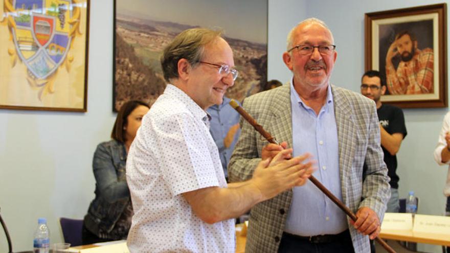 Llorenç Ferrer entrega la vara a Josep Maria Feliu