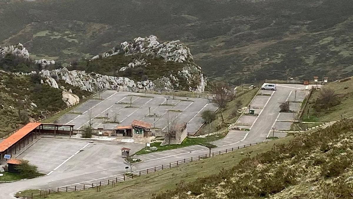 Aparcamiento vacío en los Lagos.