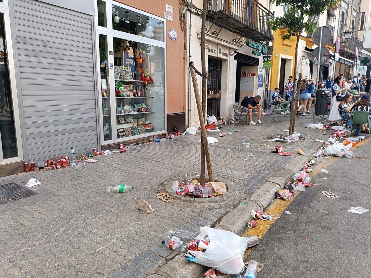 Estado de la calle San Jacinto tras el paso de los aficionados de la Real Sociedad horas antes de la final de la Copa del Rey.