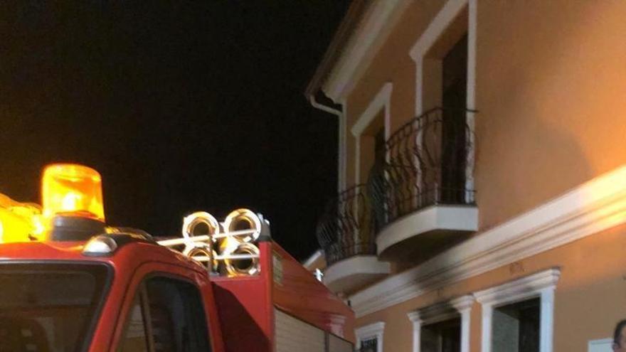 Dos afectados por inhalación de humo en el incendio de una vivienda en Oliva de la Frontera