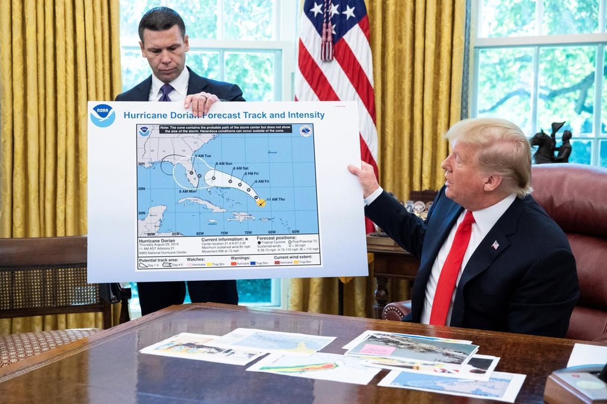 Washington (United States), 04/09/2019.- US President Donald J. Trump (R) and acting US Secretary of Homeland Security Kevin McAleenan (L) hold up a National Oceanic and Atmospheric Administration map of a previously projected path of Hurricane Dorian, while participating in a briefing on Hurricane Dorian in the Oval Office of the White House in Washington, DC, USA, 04 September 2019. Trump said the federal government will continue to monitor Dorian, which mostly spared Florida but is projected to potentially cause devastating winds, storm surge and flash floods in the Carolinas. (Inundaciones) EFE/EPA/MICHAEL REYNOLDS