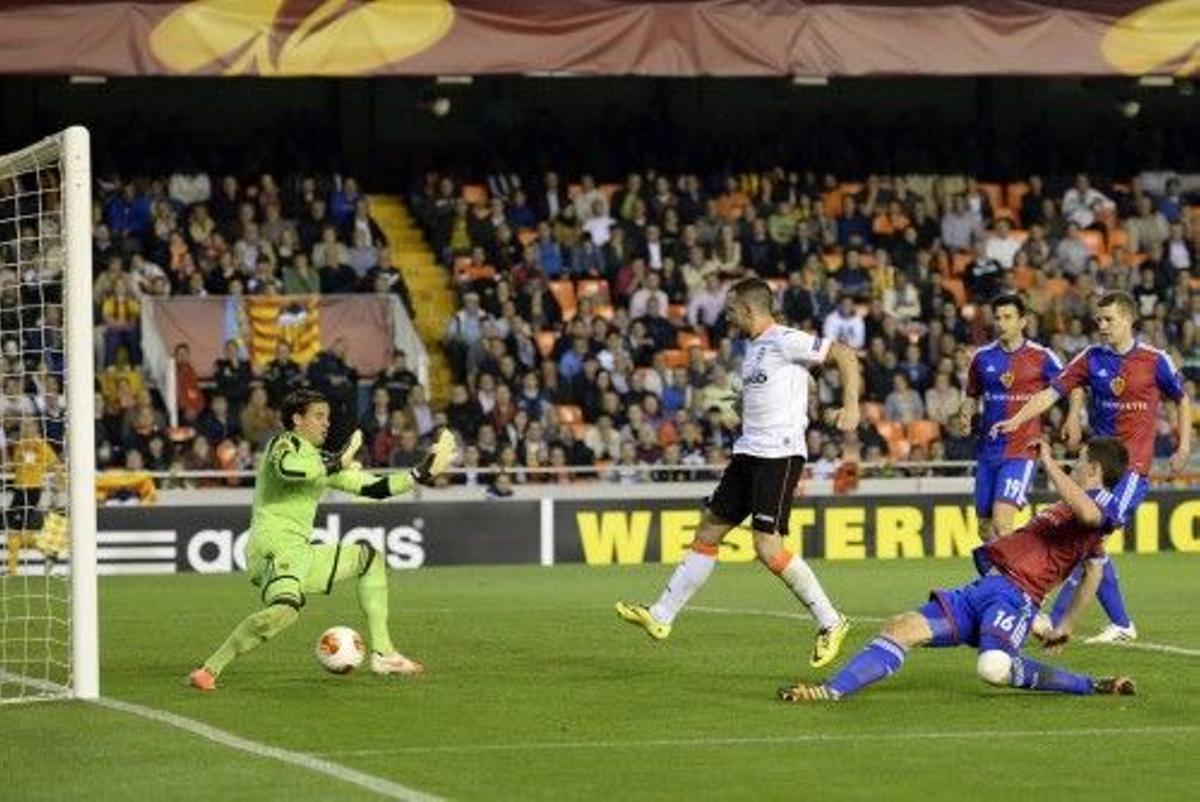 Imágenes del partido entre el Valencia y el Basilea en Mestalla.