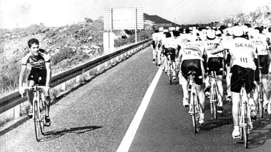 Perico Delgado se cruza con el pelotón en una de las etapas disputadas en Canarias en 1988.