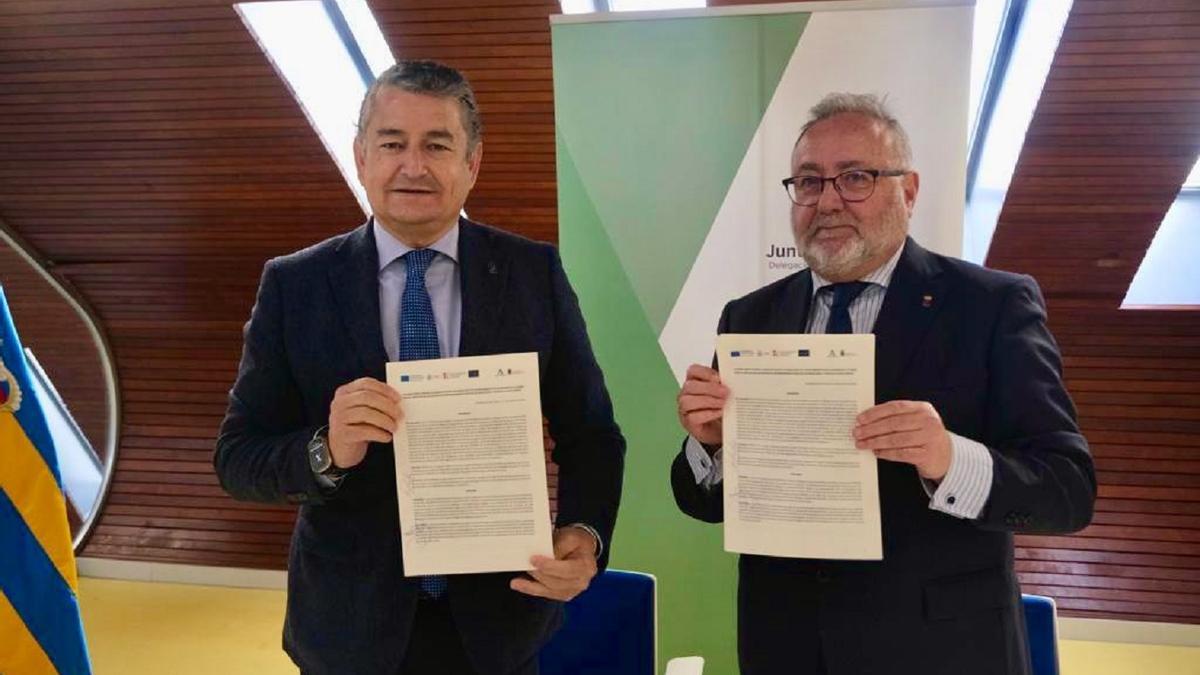 Antonio Sanz y Joaquín Villanova firman el acuerdo para crear un centro Smart Mobility.
