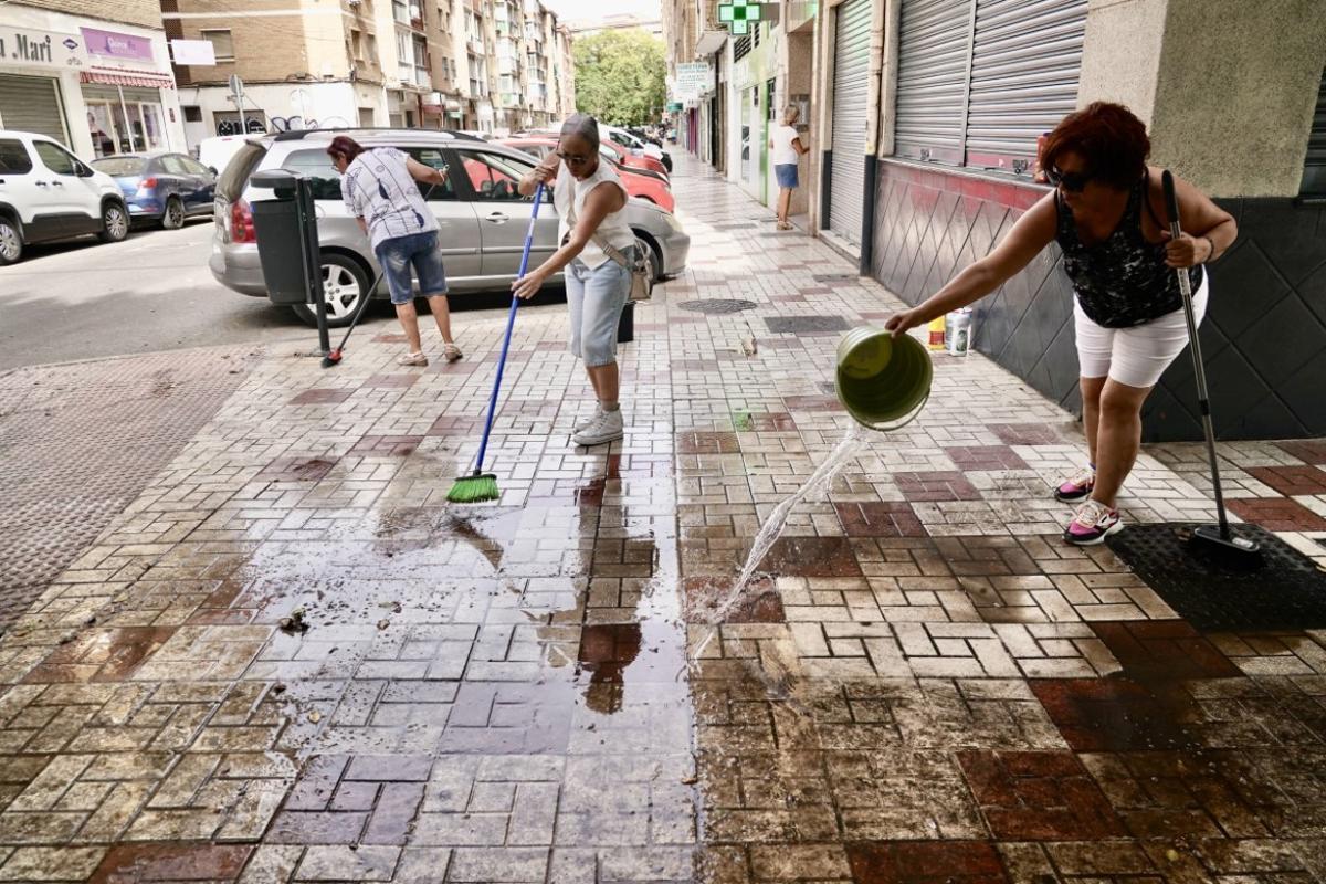 Las vecinas vierten agua en este rincón de La Luz necesitado de baldeo.