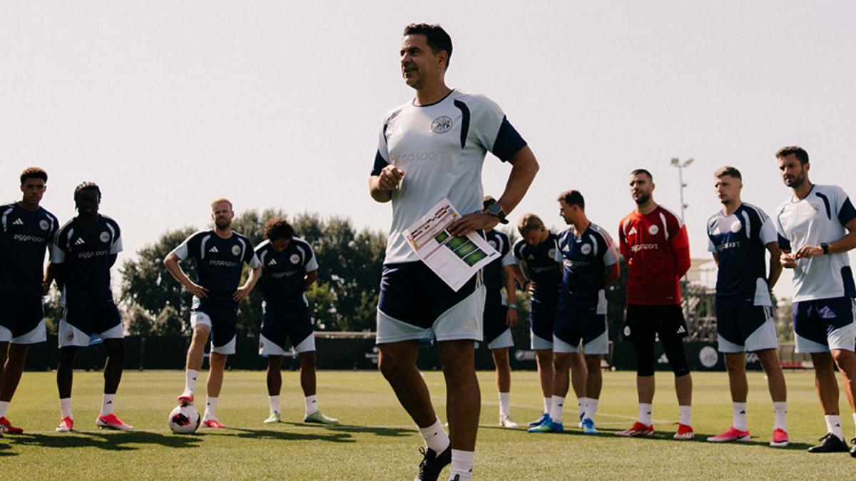 Míchel da una charla a sus nuevos futbolistas