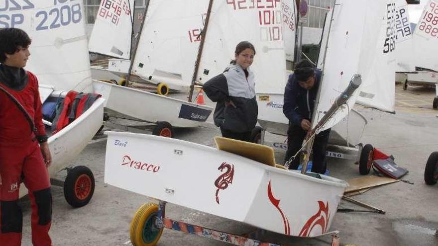 Embarcaciones Optimist en el Náutico Rodeira de Cangas. // S.Álvarez