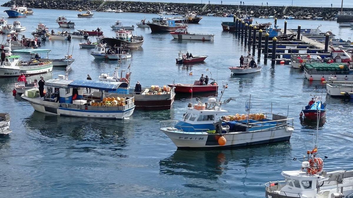 Pancarta y barcos en la protesta de Cangas Gonzalo Núñez.jpg