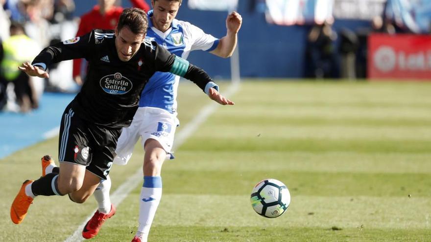 Mallo disputa un balón durante el partido en Leganés.