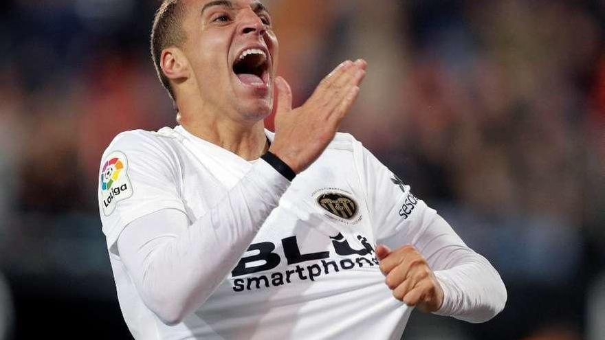 Rodrigo celebra un gol con el Valencia. // Efe