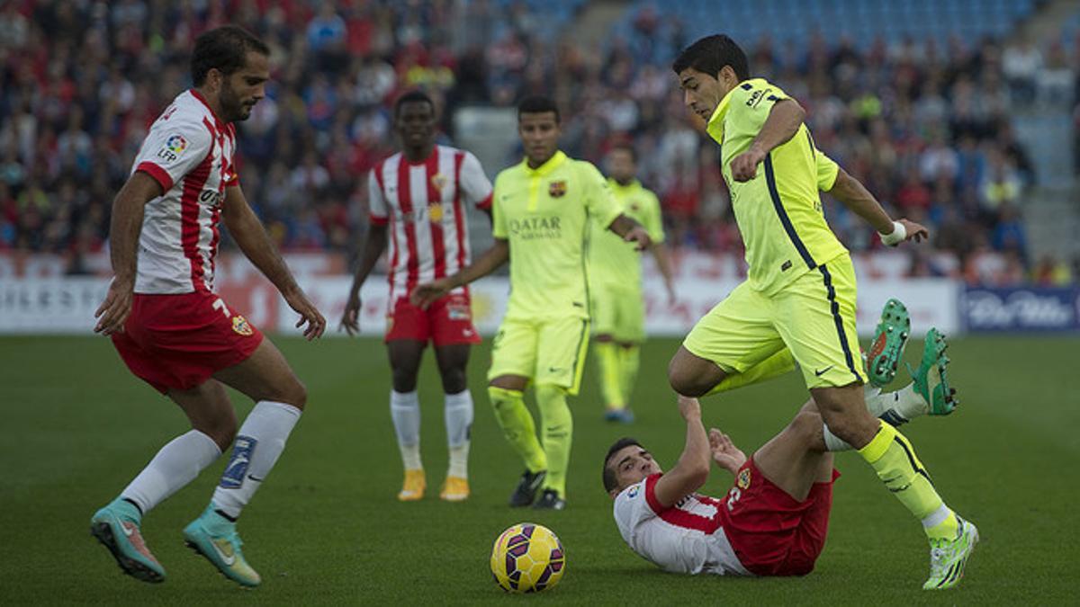 Luis Suárez se abre camino entre la defensa del Almería, en el estadio Juegos Mediterráneos