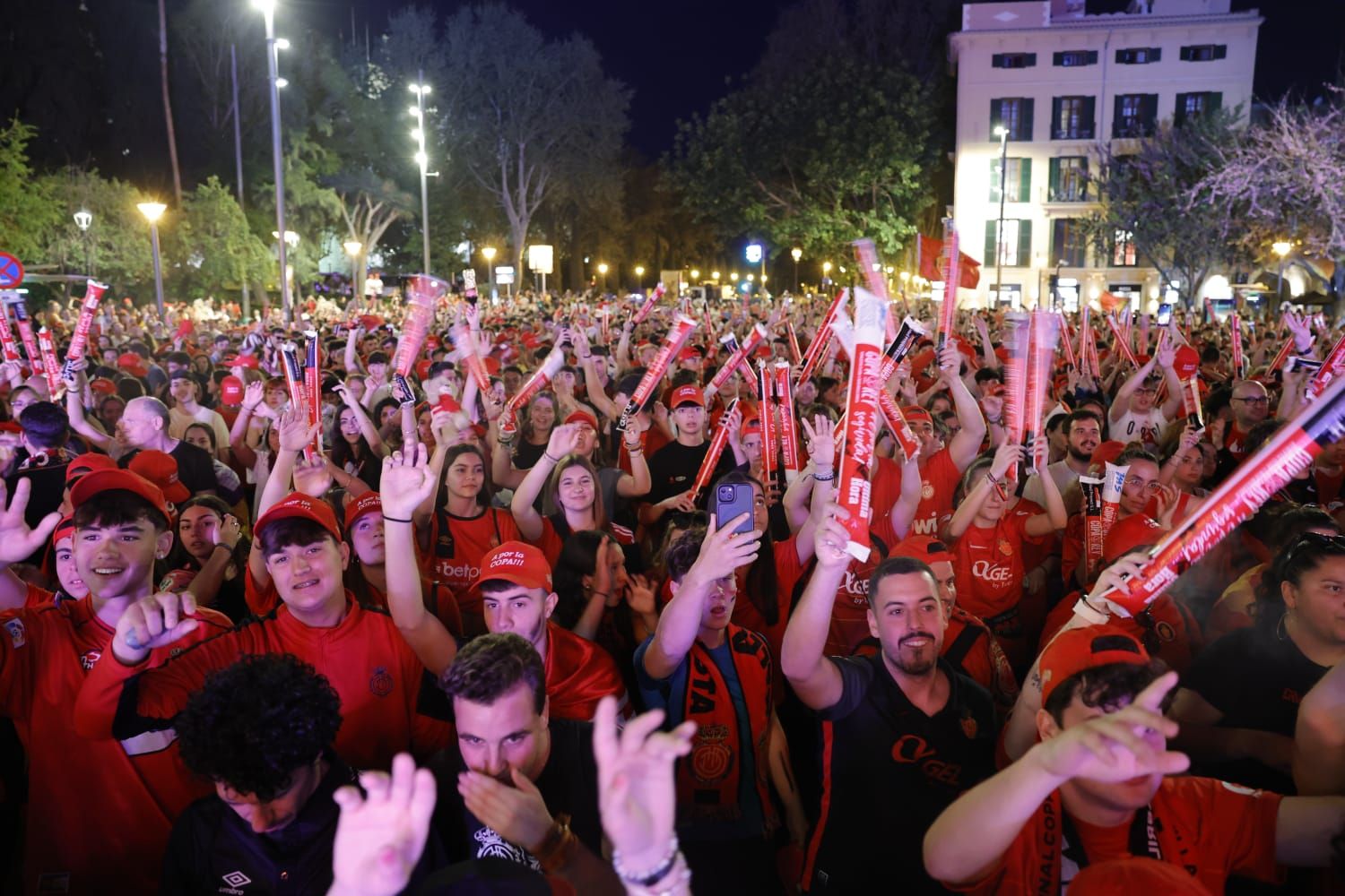 FOTOS | La fiesta de la final de la Copa en la plaza de la Reina de Palma