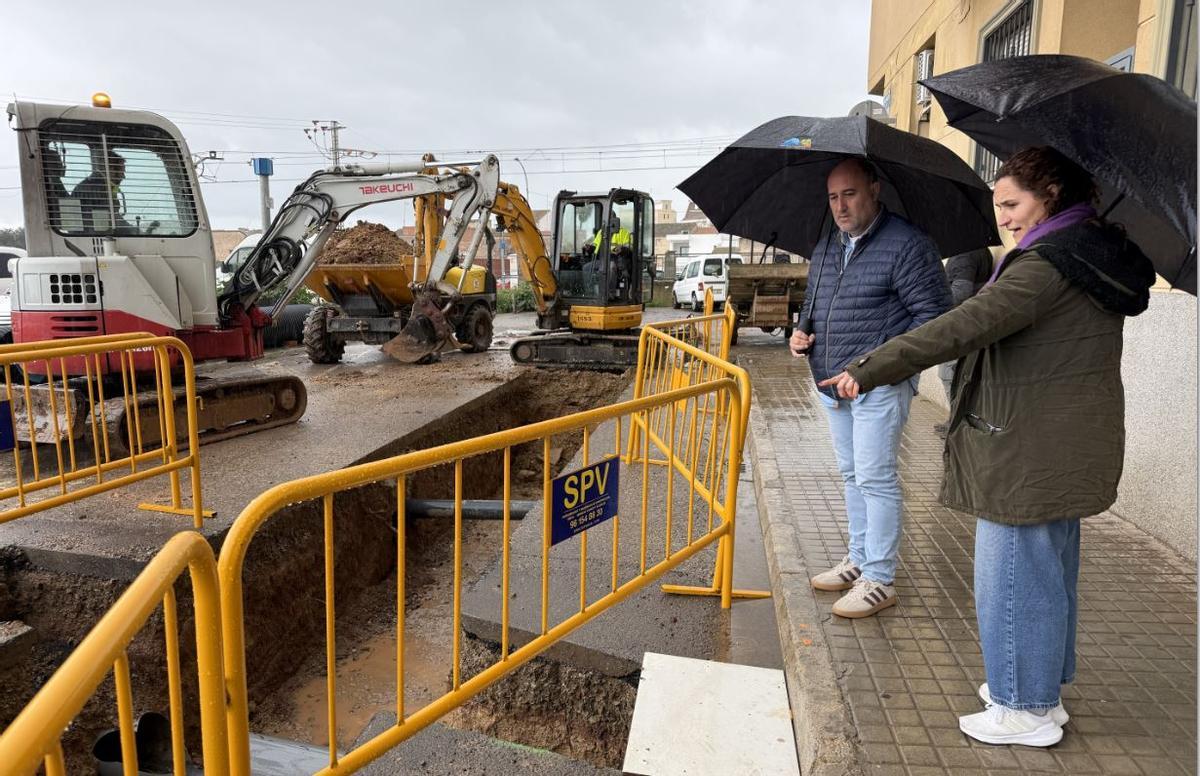 El alcalde de Massamagrell, Paco Gómez, supervisa las obras.
