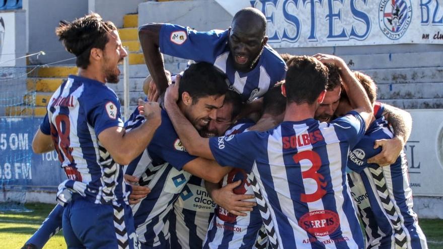 Los jugadores del Alcoyano celebran el gol de la victoria el pasado domingo ante el Atzeneta (1-0) en El Collao.