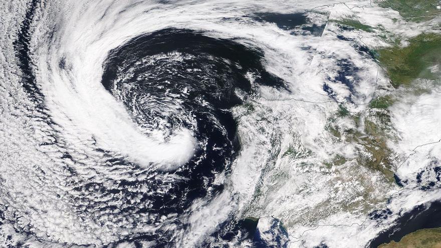 Un meteorólogo alerta sobre la posibilidad de un huracán de categoría 4 en España