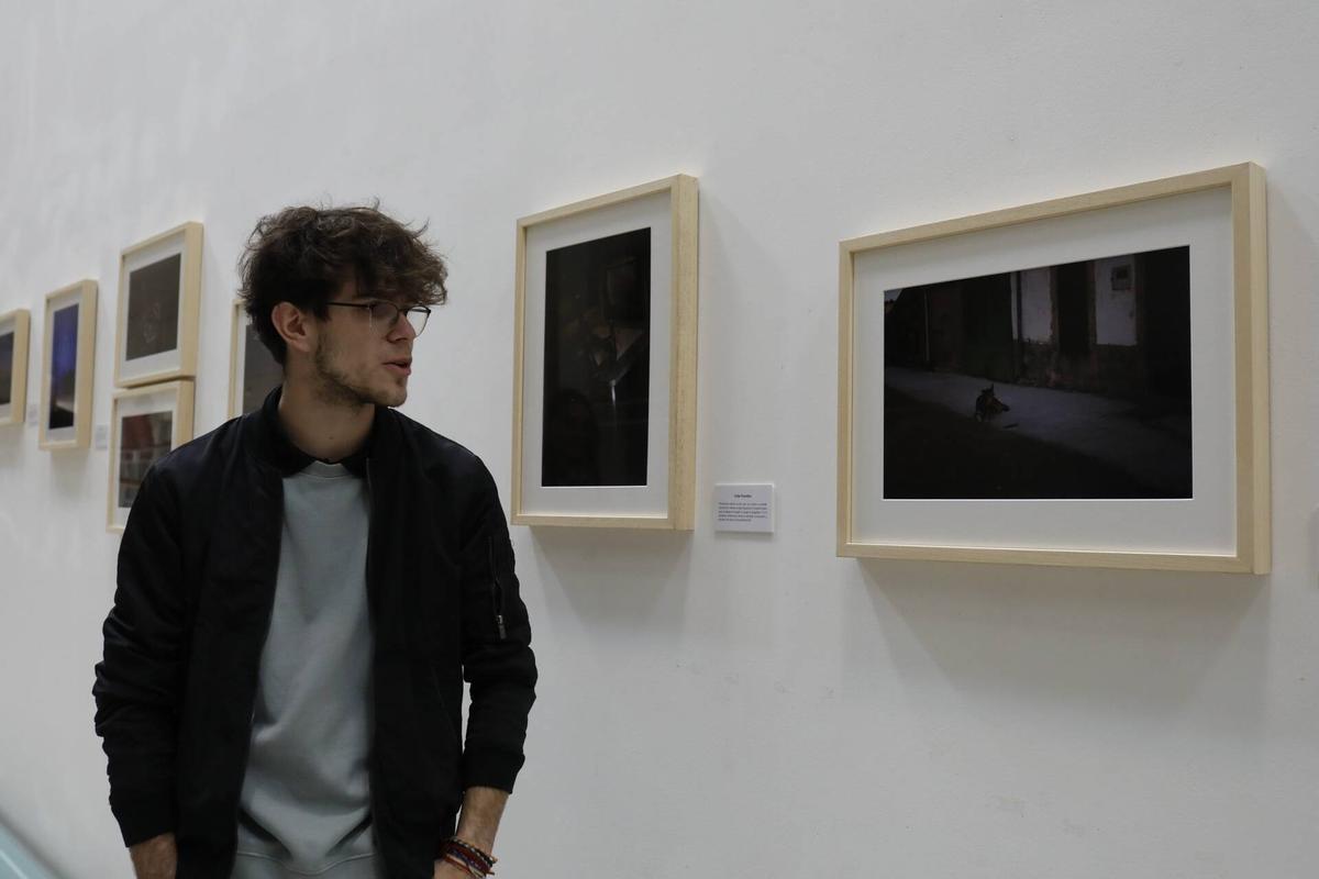 Nancho Martínez comenta algunas de sus obras de  la exposición &quot;...de pueblo&quot; en el Museo Etnográfico