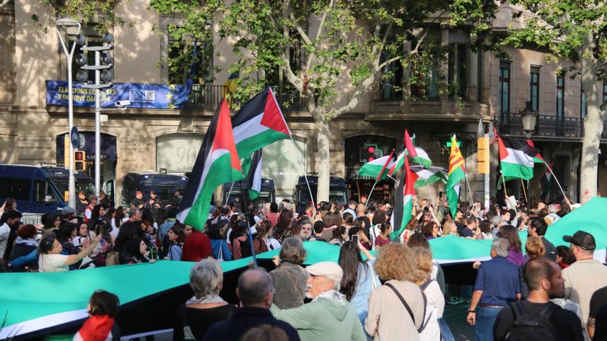 Desenes de manifestants protesten davant la seu de Barcelona de la Comissió Europea pels atacs d&#039;Israel a Palestina
