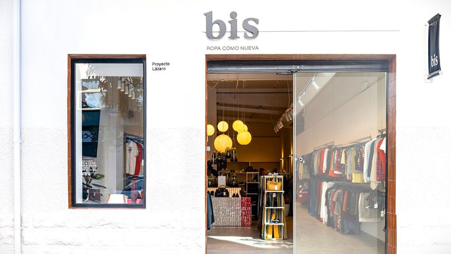 Una nueva tienda para los que nunca se han atrevido a comprar ropa de segunda mano llega al barrio de Benalúa